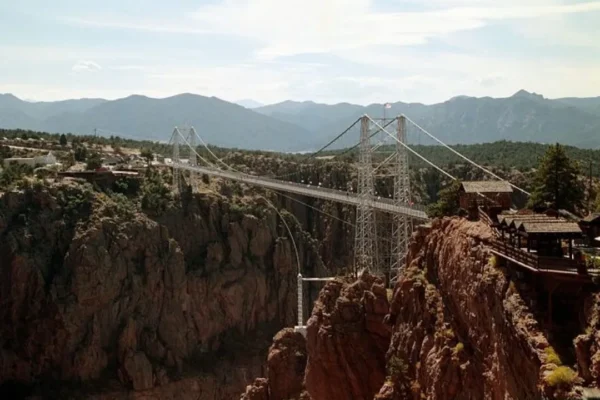 Deretan Jembatan Paling Mengerikan di Dunia, Berani Coba?
