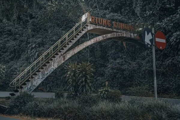 Jembatan Tangga Riung Gunung di Puncak Bogor Punya Kisah Simpang Siur, Bukan Mistis Tapi...