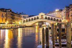 The Rialto Bridge, Venice, Italia: Keajaiban Arsitektur Kuno di Atas Kanal Grand Venice
