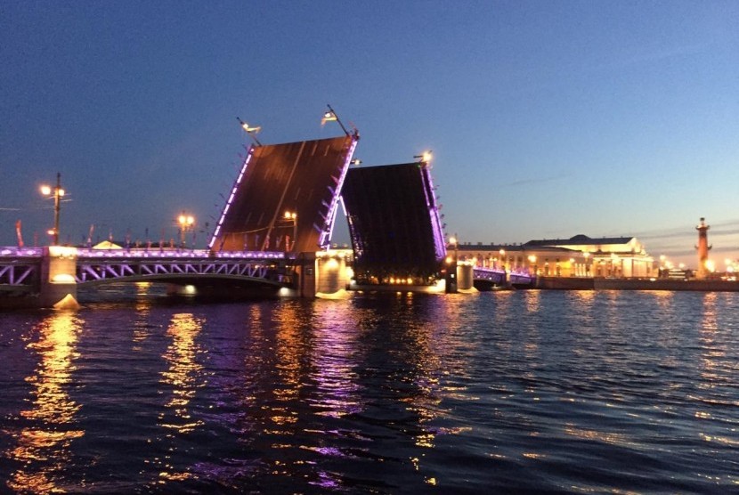 Jembatan Dvortsovy (Palace Bridge) – Saint Petersburg