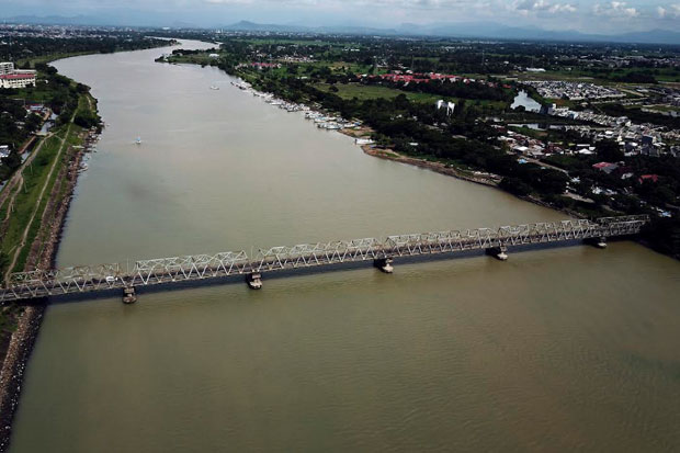 Jembatan Barombong