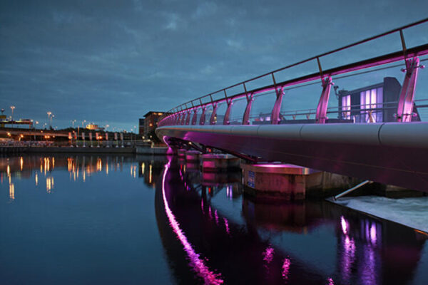 Lagan Weir Footbridge – Jembatan Modern dengan Cahaya Indah di Belfast